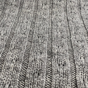 Strickstoff mit Glitzer in grau