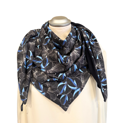 Dreieckstuch mit Blüten auf dunkelblauen Untergrund