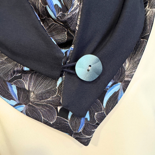 Dreieckstuch mit Blüten auf dunkelblauen Untergrund