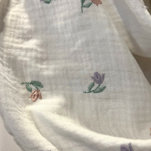 Musselintuch in weiß mit Blumenstickerei