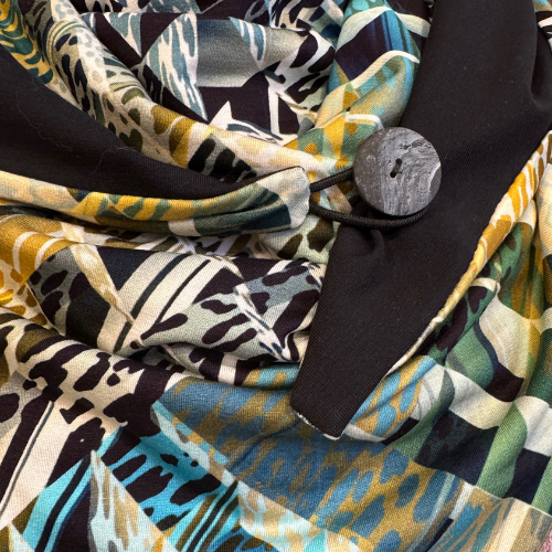 Dreieckstuch mit grafischen Muster und schwarzer Rückseite