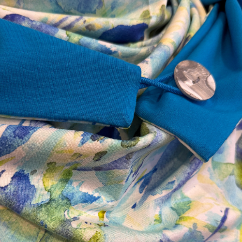 Dreieckstuch mit Aquarellmalerei und blauer Rückseite