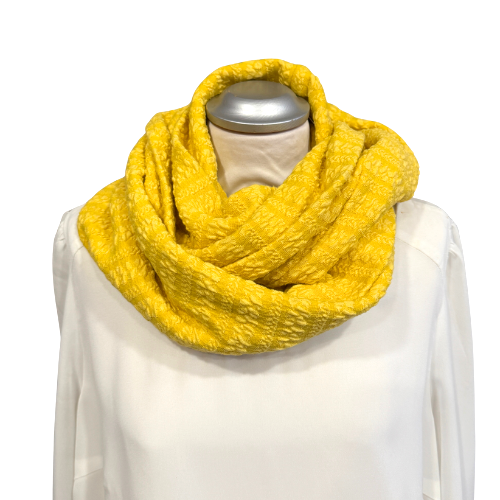 Loopschal in sonnengelb mit angedeuteten Zopfstrickmuster