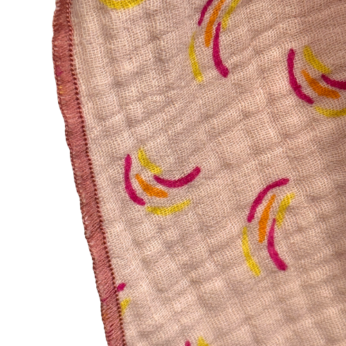Musselindreieckstuch in in rosa mit kleinen Regenbögen