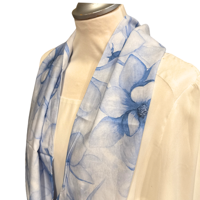 Viskose Loopschal blau mit Aquarellblumen – leichter Sommerschal für Damen