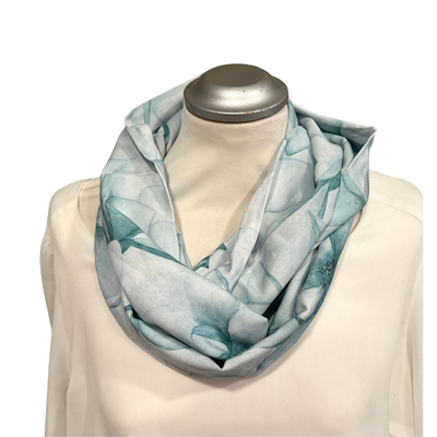 Viskose Loopschal grün mit Aquarellblumen – leichter Sommerschal für Damen