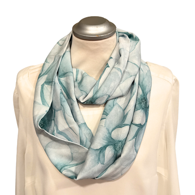 Viskose Loopschal grün mit Aquarellblumen – leichter Sommerschal für Damen