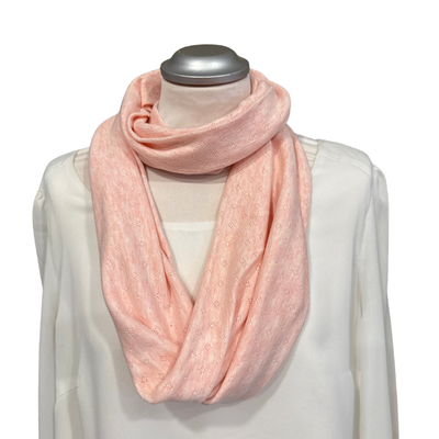 Loopschal aus Feinstrick mit Lochmuster in rosa