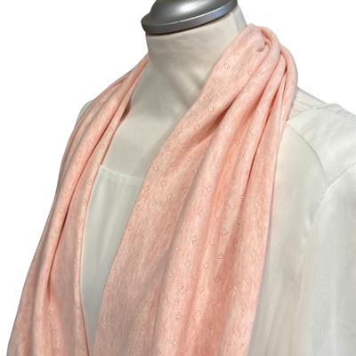 Loopschal aus Feinstrick mit Lochmuster in rosa