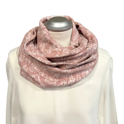 Jacquard Jersey Loopschal in rosa mit weißen Blumen -  Loop für Damen