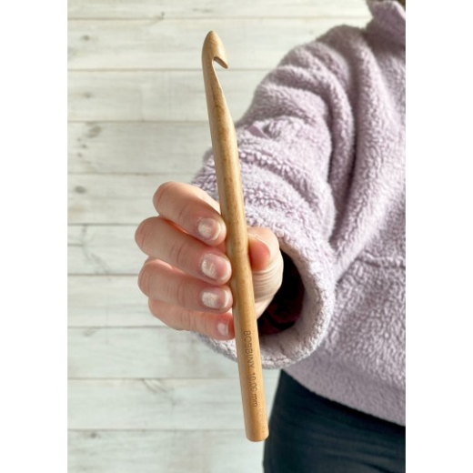 10 mm Häkelnadel aus Buchenholz, 17cm lang - Bobbiny