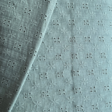 Musselin Lochstickerei Salbei