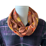 Viskoseloop mit gelben Blumen Viskoseloop mit gelben Blumen