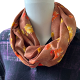 Viskoseloop mit gelben Blumen Viskoseloop mit gelben Blumen