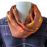 Viskoseloop mit gelben Blumen Viskoseloop mit gelben Blumen