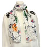 Schaltuch mit Lochstickerei und großen Blüten Schaltuch mit Lochstickerei und großen Blüten