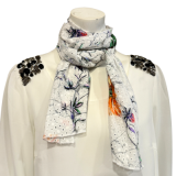 Schaltuch mit Lochstickerei und großen Blüten Schaltuch mit Lochstickerei und großen Blüten