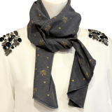 Schaltuch in dunkelgrau mit goldenen Schuhen