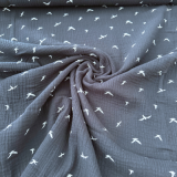 1m Reststück - Glünz - Musselin Inga -  dunkelblau mit Schwalben