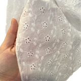 Schaltuch mit Lochstickerei weiße Blumen