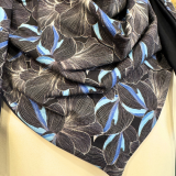 Dreieckstuch mit Blüten auf dunkelblauen Untergrund