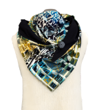 Dreieckstuch mit grafischen Muster und schwarzer Rückseite Dreieckstuch mit grafischen Muster und schwarzer Rückseite