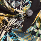 Dreieckstuch mit grafischen Muster und schwarzer Rückseite Dreieckstuch mit grafischen Muster und schwarzer Rückseite