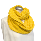 Loopschal in sonnengelb mit angedeuteten Zopfstrickmuster
