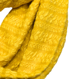 Loopschal in sonnengelb mit angedeuteten Zopfstrickmuster