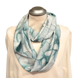 Viskose Loopschal grün mit Aquarellblumen – leichter Sommerschal für Damen
