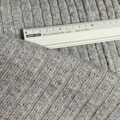 Strickstoff mit Glitzer in grau