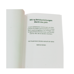Hardcover - Mit 14 Strickanleitungen durch das Jahr